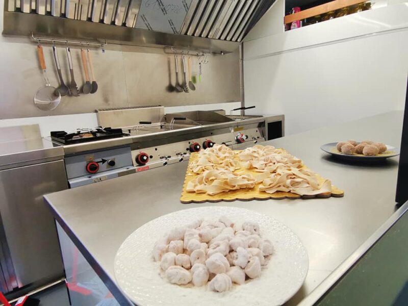 Gnocchi artigianali con crema di guanciale affumicato, pistacchio, radicchio e fonduta di Parmigiano