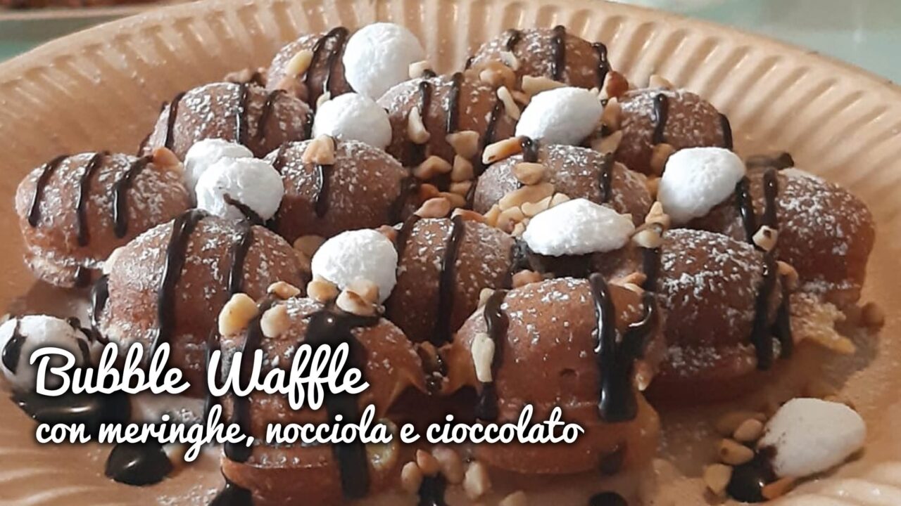 Bubble Waffle con meringhe, nocciole e cioccolato